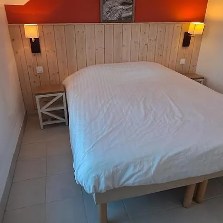 Dom wakacyjny 3-room House With Shared Pool