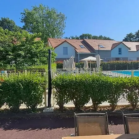 Dom wakacyjny 3-room House With Shared Pool *